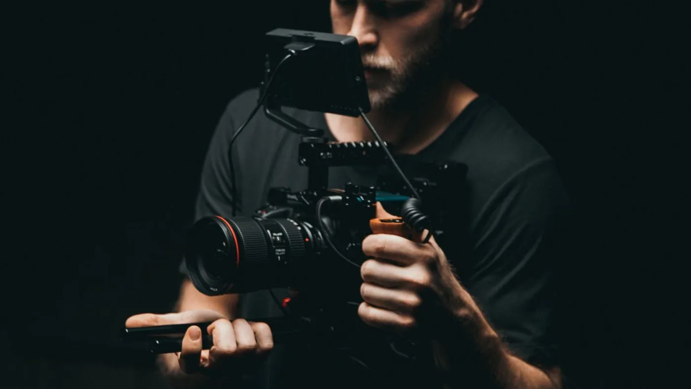 Plateau de tournage de fiction dans une lumière tamisée