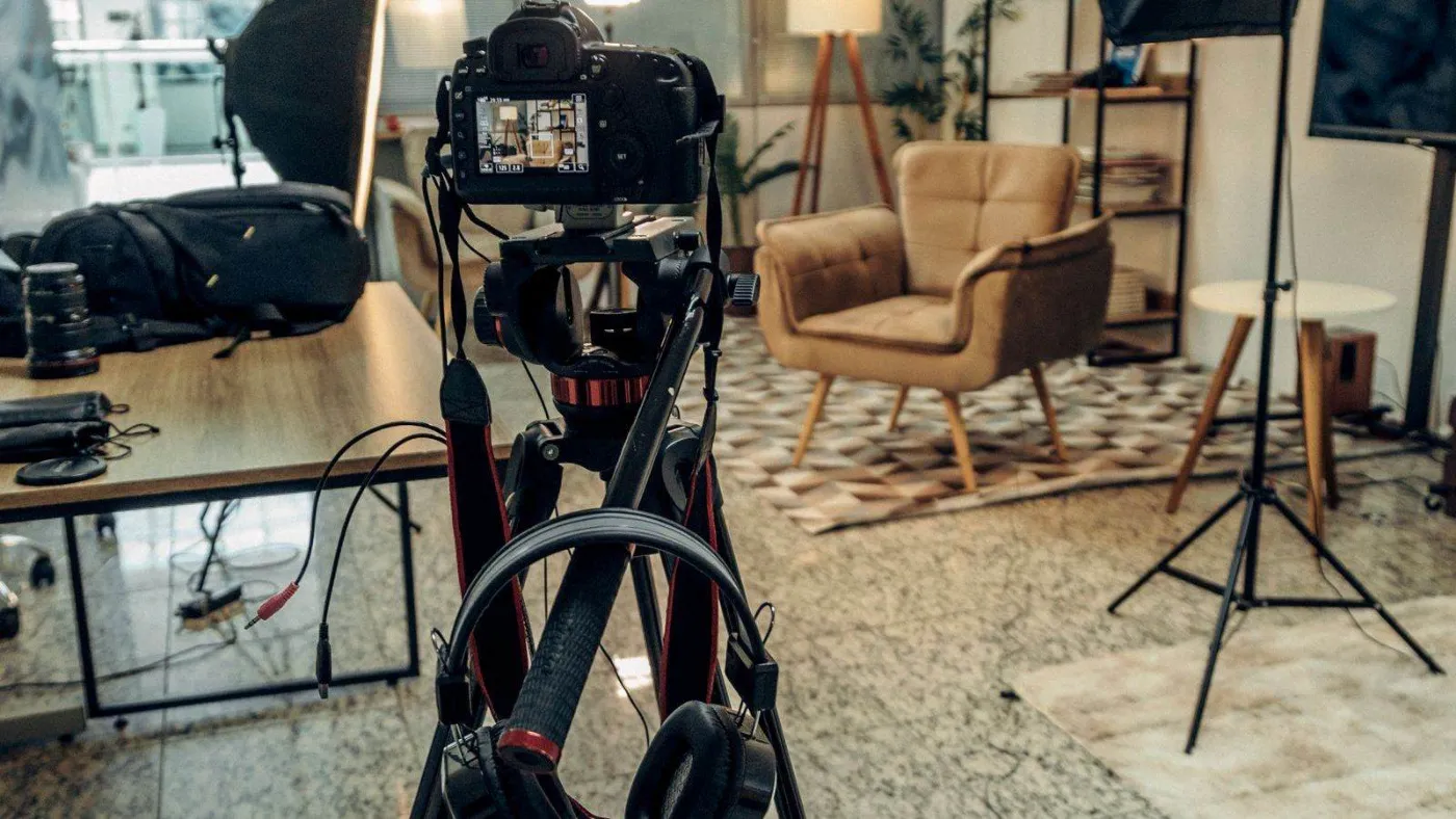 Studio équipé pour un tournage publicitaire, lumière installée